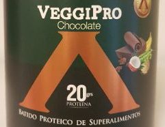 Veggipro Chocolate, es un delicioso batido proteico elaborado de super alimentos, que complementará tu dieta para alcanzar tus objetivos de salud y estado físico. veggipro fue formulado para ser una proteína vegetal completa de alto valor biológico, al combinar proteínas complementarías (arveja y arroz) junto con superalimentos como Cacao y Coco, para entregar el máximo de nutrición y sabor natural.
