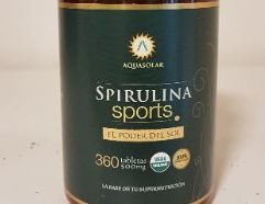 SPIRULINA, llamada así por su forma de ESPIRAL, es una alga microscópica de agua dulce y uno de los microorganismos más antiguos de la tierra. Gracias a su excelente aporte de nutrientes y a su fácil absorción, es considerada un SUPERALIMENTO.