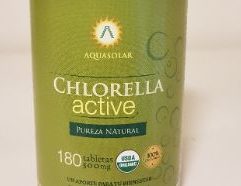 CHLORELLA, es una diminuta microalga unicelular de agua dulce. Su nombre en latín significa "pequeña verde" refiriéndose al contenido de CROROFILA que gracias a su excelente aporte de vitaminas y minerales es considerada un SUPERALIMENTO.
