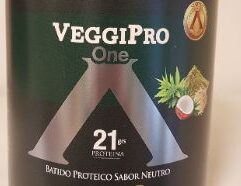 Veggipro one, es un delicioso batido proteico de sabor NEUTRO elaborado de super alimentos, especialmente pensado para que puedas preparar tus recetas favoritas y logres el sabor que quieras en tus batidos, repostería y otras preparaciones. Veggipro one está formulada con proteína de Cáñamo y Arroz, para lograr una proteína completa de alto valor biológico.