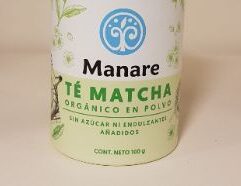 En té de Matcha nace de la milenaria cultura oriental y es usado ancestralmente debido a sus múltiples beneficios. Se obtiene moliendo la hoja completa de té hasta obtener un fino polvo, manteniendo así su nivel de antioxidantes naturales. Además debido a su equilibrado contenido de teanina/cafeína entrega un armónico estado de alerta.